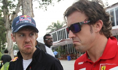 Vettel con Alonso, foto AP Vettel con Alonso, foto AP