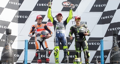 Rossi Marquez e Crutchlow sul podio di Assen foto MotoGP.com Rossi Marquez e Crutchlow sul podio di Assen foto MotoGP.com