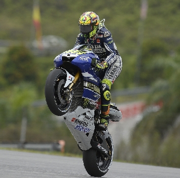 Rossi impenna a Sepang foto Yamaha Rossi impenna a Sepang foto Yamaha