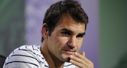 Roger Federer dopo la sconfitta a Wimbledon (foto Lapresse) Roger Federer dopo la sconfitta a Wimbledon (foto Lapresse)