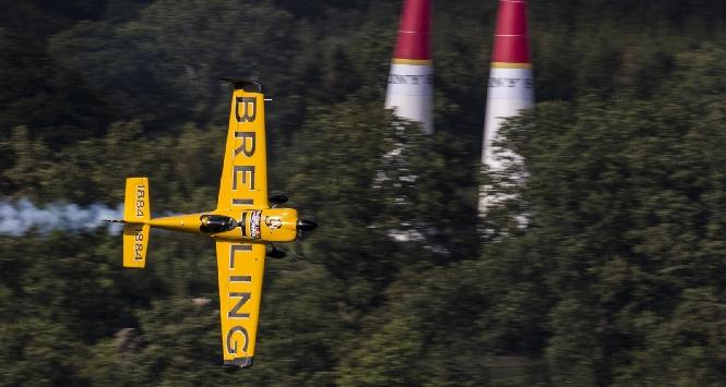Arch aggrappato a un esile vantaggio, mentre l'Air Race vola negli Stati Uniti