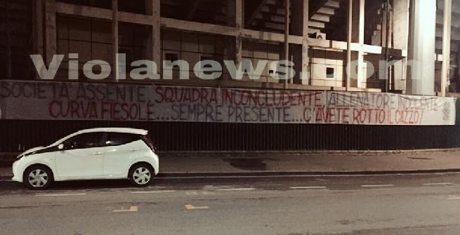 Fiorentina, striscione di protesta dei tifosi allo stadio