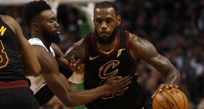 Nba – Super LeBron James stende i Pacers, frena Toronto