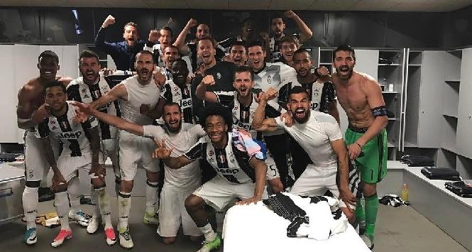 Juve, festa nello spogliatoio del Camp Nou
