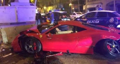 Ferrari 458 si schianta, il conducente l'abbandona in centro a Madrid Ferrari 458 si schianta, il conducente l'abbandona in centro a Madrid