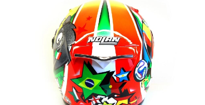 Superbike: Melandri celebra i Mondiali con un casco nuovo Superbike: Melandri celebra i Mondiali con un casco nuovo