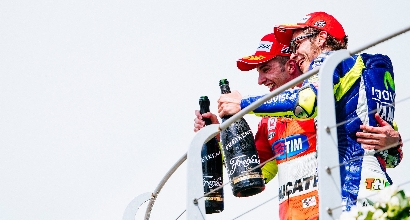 MotoGP, Iannone si schiera: foto con Rossi su Facebook