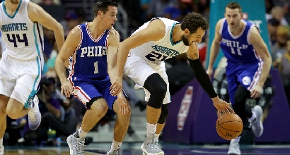 Nba: Belinelli in doppia cifra, gli Hornets volano