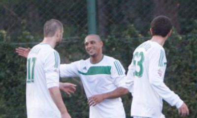 Roberto Carlos con i compagni di squadra, dal sito ufficiale Roberto Carlos con i compagni di squadra, dal sito ufficiale