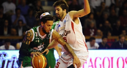 Basket: Siena cade a Reggio Emilia. Roma e Sassari non si fermano Basket: Siena cade a Reggio Emilia. Roma e Sassari non si fermano