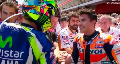MotoGP, stretta di mano tra Rossi e Marquez