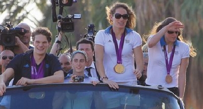 Camille Muffat, al rientro dalle Olimpiadi di Londra, festeggia le vittorie sulla Promenade des Anglais a Nizza, sua città Natale Camille Muffat, al rientro dalle Olimpiadi di Londra, festeggia le vittorie sulla Promenade des Anglais a Nizza, sua città Natale
