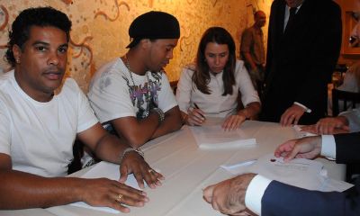 Ronaldinho firma con il Flamengo Ronaldinho firma con il Flamengo