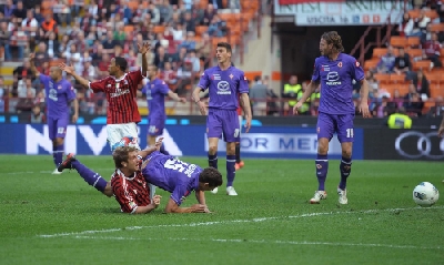 Il fallo da rigore su Maxi Lopez, Lapresse Il fallo da rigore su Maxi Lopez, Lapresse