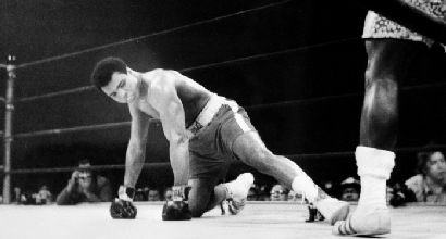 Boxe, venduti a 290mila euro i guantoni indossati da Muhammad Ali contro Frazier Boxe, venduti a 290mila euro i guantoni indossati da Muhammad Ali contro Frazier