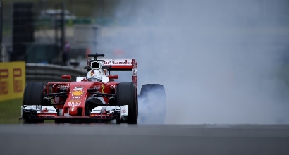 F1, GP Cina: libere 3 bagnate, comanda Vettel