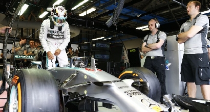 Lewis Hamilton nei box Mercedes (AFP) Lewis Hamilton nei box Mercedes (AFP)