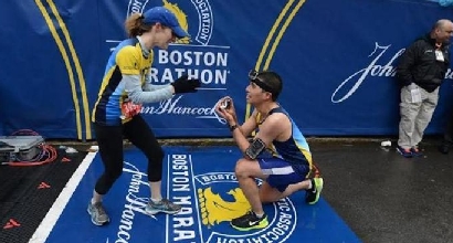 Maratona Boston, proposta di matrimonio sul traguardo Maratona Boston, proposta di matrimonio sul traguardo
