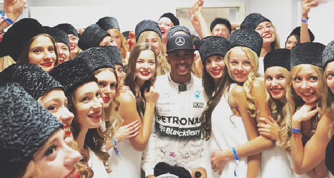 F1, Hamilton fa il platboy a Sochi
