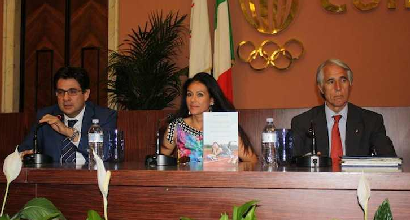 Giusy Versace al centro tra Luca Pancalli e Giovanni Malagò. Nell'altra foto, Giusy Versace con Giovanni Malagò Giusy Versace al centro tra Luca Pancalli e Giovanni Malagò. Nell'altra foto, Giusy Versace con Giovanni Malagò