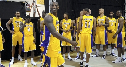 Bryant pronto per la foto di gruppo, foto Reuters Bryant pronto per la foto di gruppo, foto Reuters