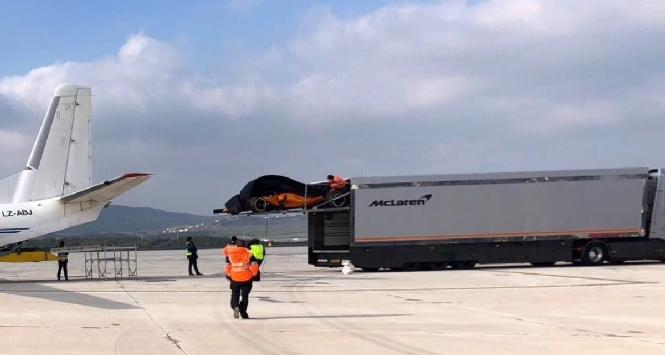 F1, il vento scopre la McLaren: è arancio papaya