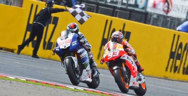Lorenzo batte Marquez a Slverstone Lorenzo batte Marquez a Slverstone