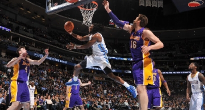 I Lakers in campo contro Denver, foto Afp I Lakers in campo contro Denver, foto Afp