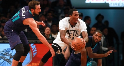 Basket, Nba: Belinelli si inchina agli Spurs, Gallinari dà forfait
