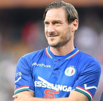 Totti in azzurro alla Partita del cuore: applausi a Marassi