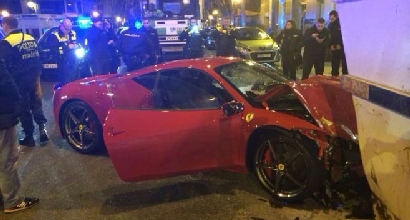 Ferrari 458 si schianta, il conducente l'abbandona in centro a Madrid Ferrari 458 si schianta, il conducente l'abbandona in centro a Madrid