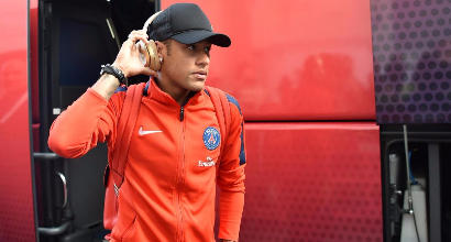Neymar risponde al Barcellona: denuncia alla Fifa per mancato pagamento di un bonus