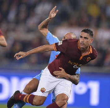 La trattenuta di Cannavaro su Borriello, foto Lapresse La trattenuta di Cannavaro su Borriello, foto Lapresse