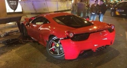 Ferrari 458 si schianta, il conducente l'abbandona in centro a Madrid Ferrari 458 si schianta, il conducente l'abbandona in centro a Madrid