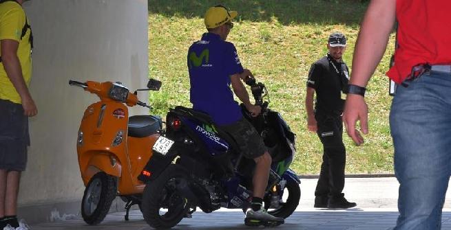 FOTO: VALENTINO ROSSI AI CONTROLLI IN MOTORINO