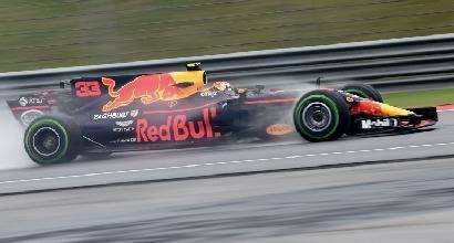 F1, libere 1 Malesia: Verstappen vola sul bagnato
