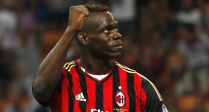 Milan, Robinho e Balotelli in gol: 3-1 al Cagliari Milan, Robinho e Balotelli in gol: 3-1 al Cagliari