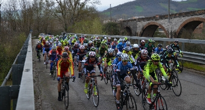 Giro Valle d'Aosta, ciclista in scarpata: è grave