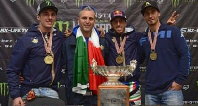 Gli azzurri con il trofeo del terzo posto Gli azzurri con il trofeo del terzo posto