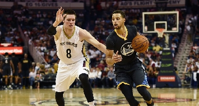 Nba: Curry spaziale, cadono Bargnani e Belinelli