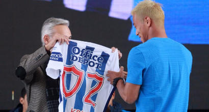Messico, super gol di Honda: dribbla mezza squadra