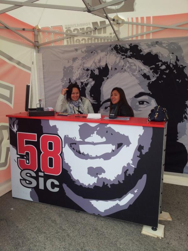 Per la prima volta a jerez presente la tenda della Fondazione Marco Simoncelli che raccoglie abbonamenti per la onlus Per la prima volta a jerez presente la tenda della Fondazione Marco Simoncelli che raccoglie abbonamenti per la onlus
