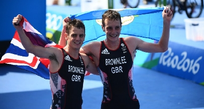 FRATELLI AL TRAGUARDO: L'ABBRACCIO DEI BROWNLEE