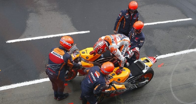MotoGP, a Phillip Island provati i caschi per i meccanici