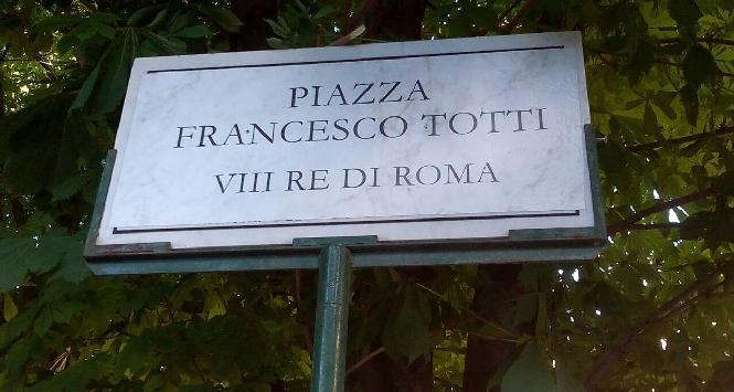 Roma, tifosi intitolano piazza a Francesco Totti
