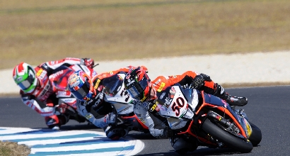 Guintoli davanti a Melandri e Giugliano Guintoli davanti a Melandri e Giugliano