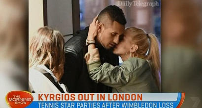 Tennis: Kyrgios si consola con due belle ragazze