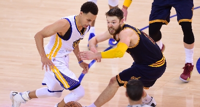 FInale Nba, Golden State supera Cleveland e si porta sul 3-2