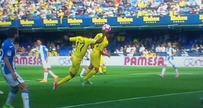Liga, Bakambu segna di mano: l'arbitro non se ne accorge