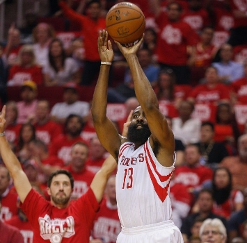 Nba, playoff: Harden piega Golden State, Rockets ancora vivi